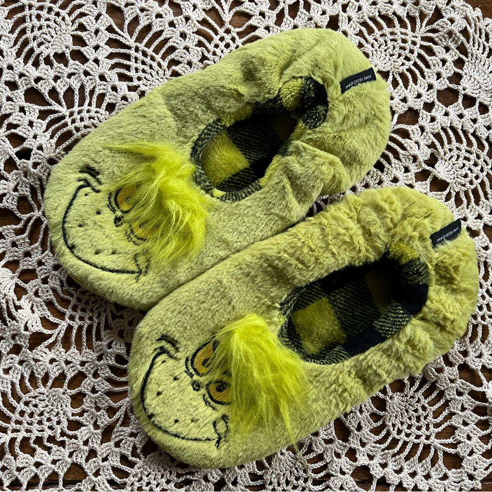 Kids Grinch Slippers like new